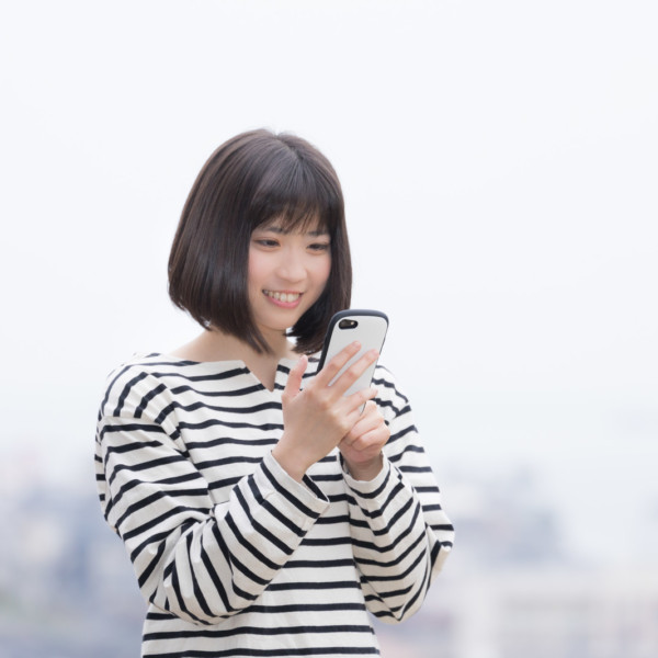 フリマアプリで購入している女性