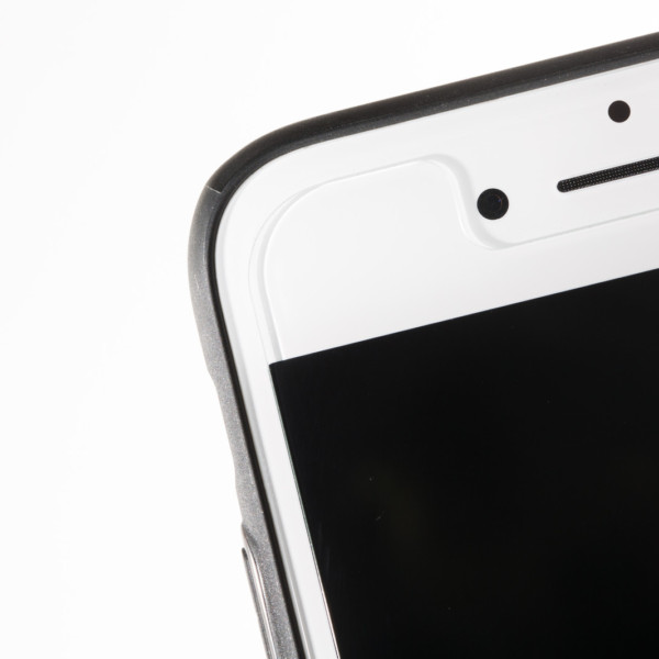 保護フィルムが貼られたスマホ