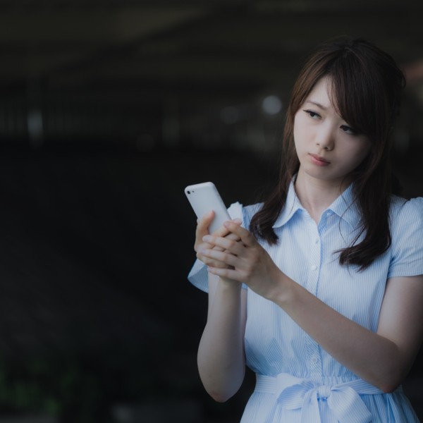 繋がらなくて悩む女性