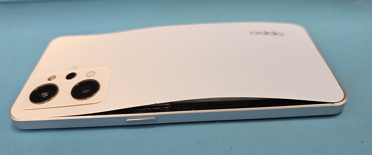 膨張したスマホのバッテリー